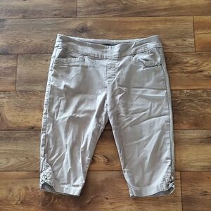 ✨ Lee Slim Fit Sculpting Capri Pants